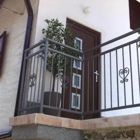 Follow Me Опатия