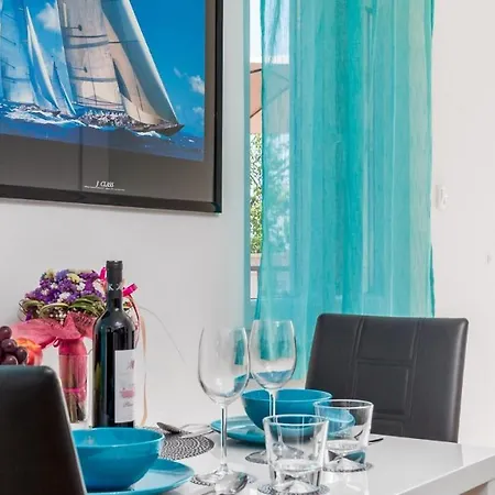 Follow Me Apartment *