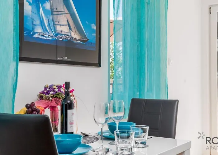 Follow Me Apartment *